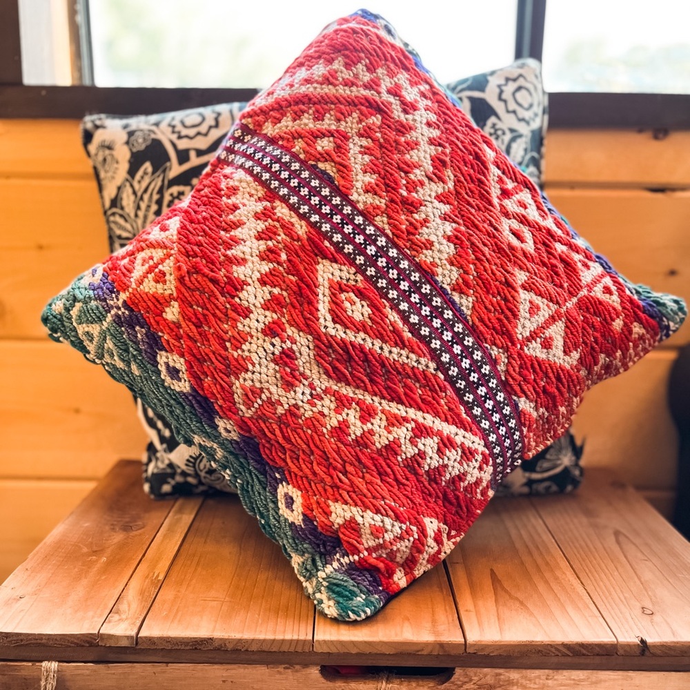 Beautiful handcrafted Peruvian 🌺pillow cover